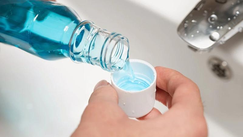 Nước súc miệng giúp diệt khuẩn, khử mùi hôi miệng và bảo vệ men răng