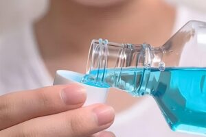 Nước súc miệng nào tốt? 6 nước súc miệng tốt nhất hiện nay