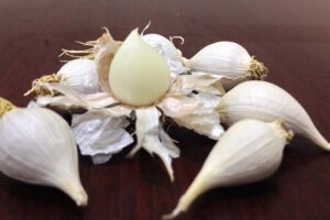 Ăn tỏi cô đơn có tác dụng gì? Tìm hiểu 7 công dụng tuyệt vời của tỏi đen cô đơn