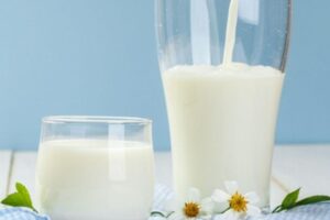 Uống sữa tươi có tốt không? Uống nhiều sữa tươi có ảnh hưởng gì?