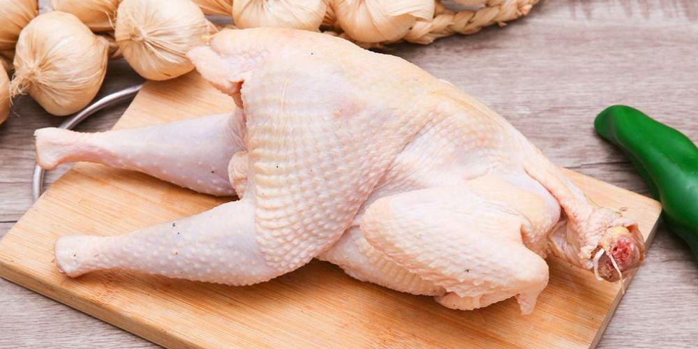 Nên chọn gà nguyên con để nướng