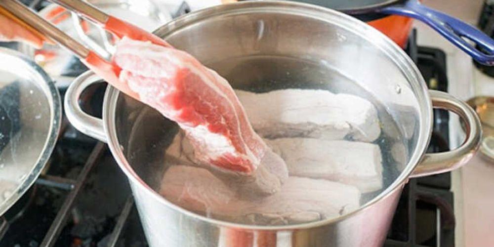 Luộc thịt trước khi nướng giúp thịt không bị khô và thấm gia vị hơn khi nướng