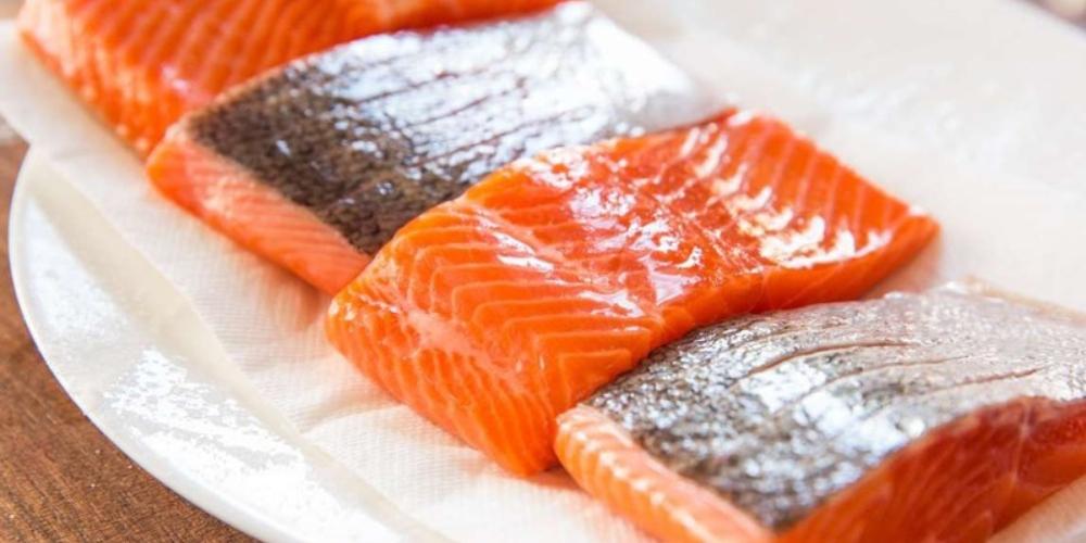 Rã đông cá hồi bằng tủ lạnh