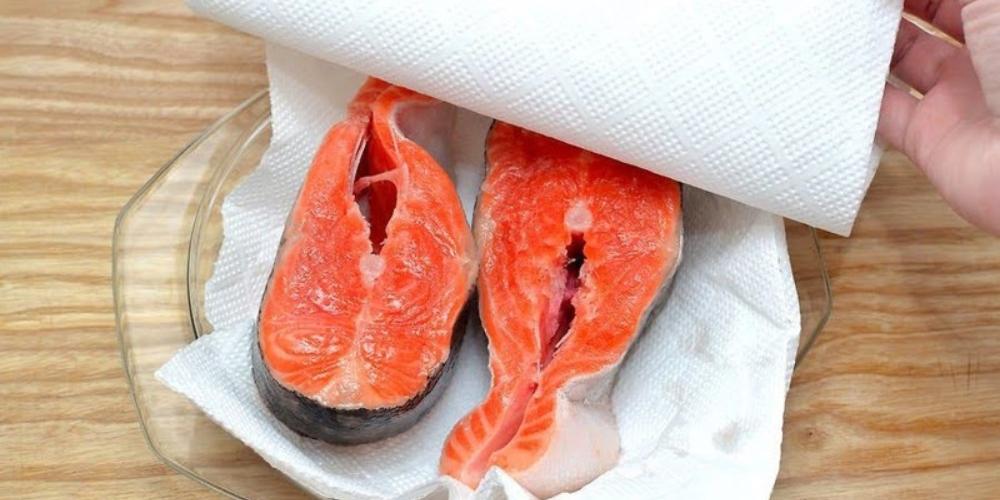 Rã đông cá hồi bằng lò vi sóng