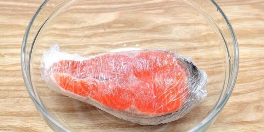 Rã đông cá hồi bằng nước lạnh