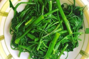 Cách luộc rau muống xanh giòn, tươi ngon, không bị thâm đen