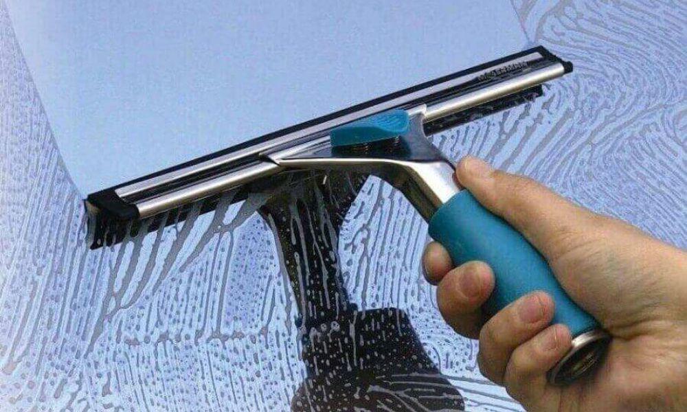 Cách lau kính sạch bằng chổi cao su