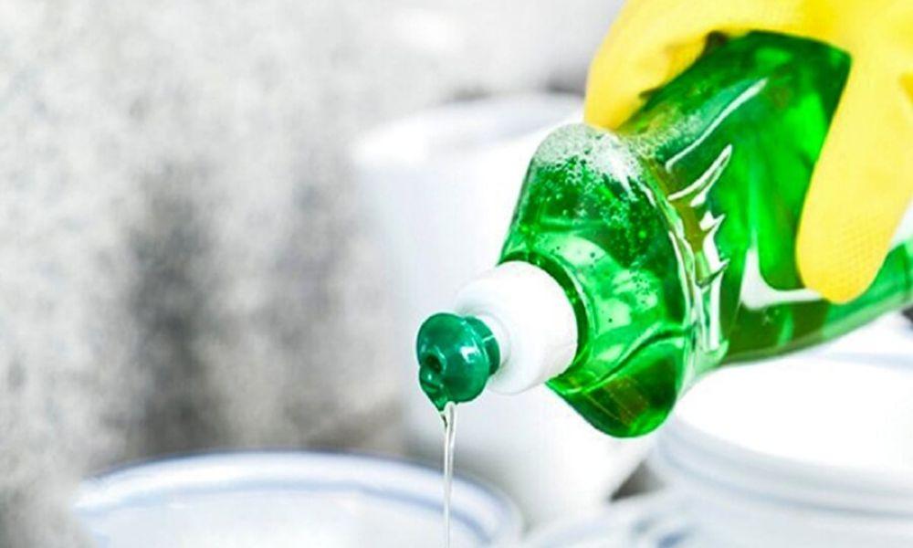 Vệ sinh cửa kính bằng nước rửa chén