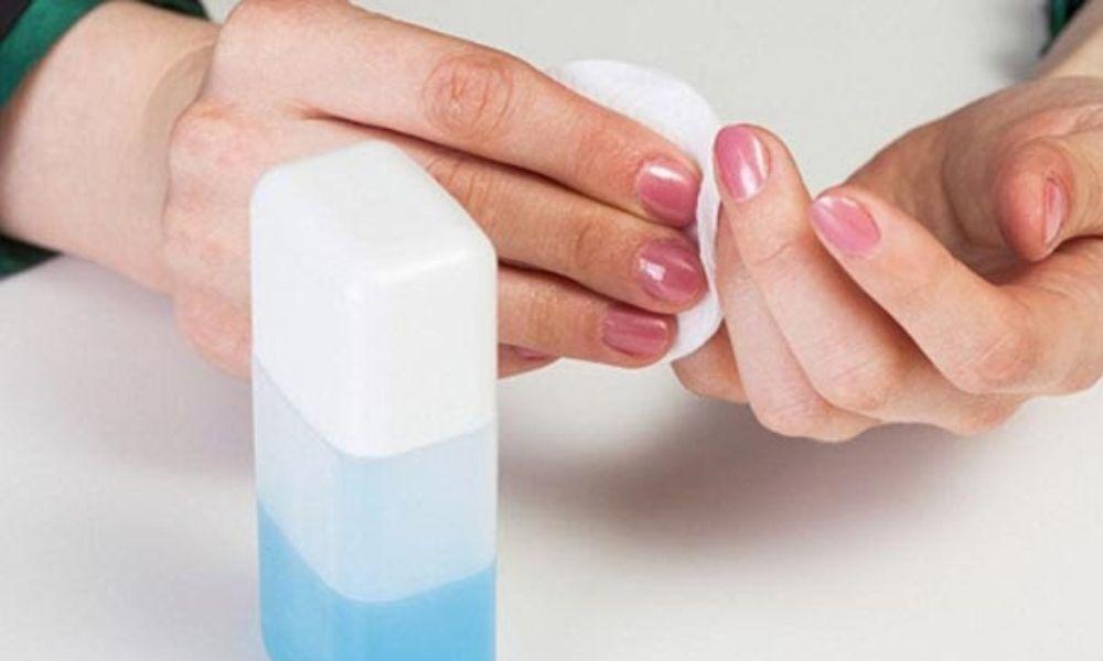 Vệ sinh cửa kính bằng nước rửa móng tay
