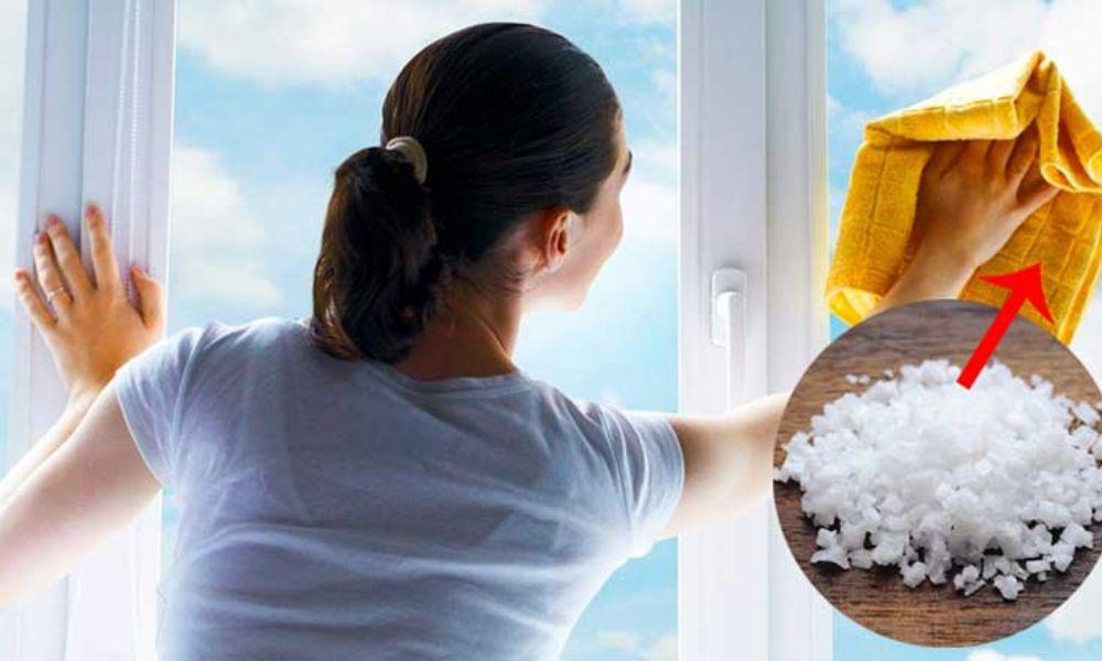 Dùng muối vệ sinh cửa kính