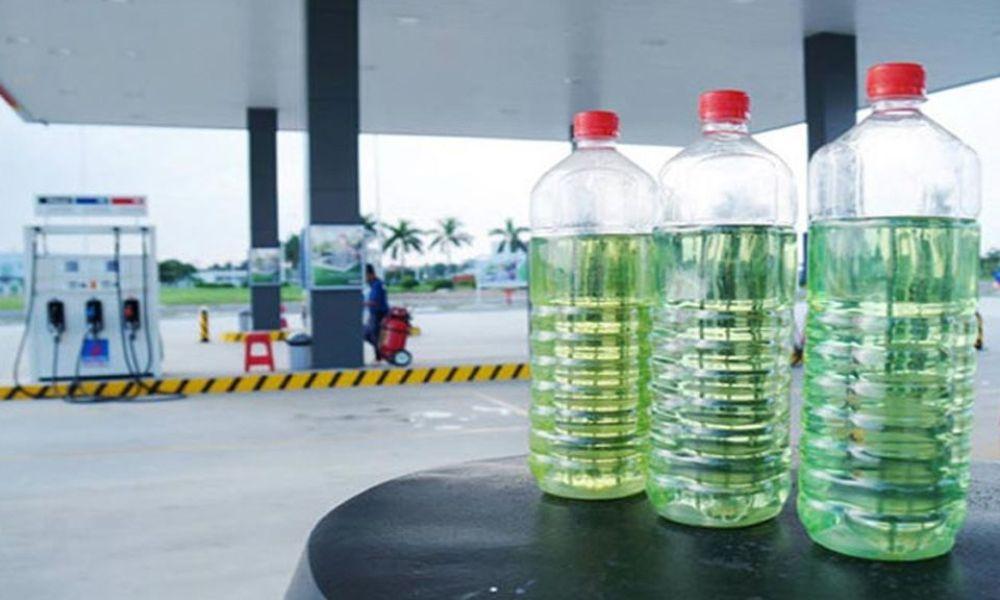 Làm sạch cửa kính bằng dầu hỏa, xăng, cồn,...
