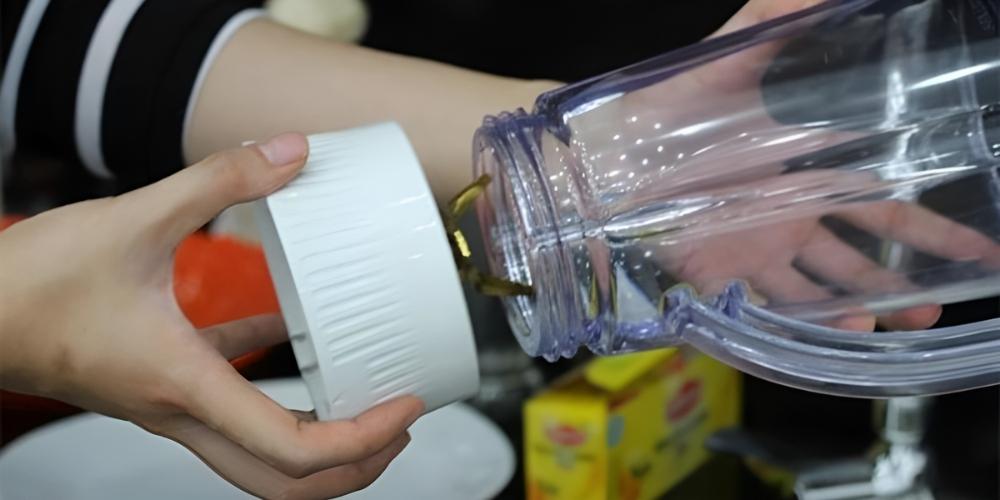 Vệ sinh máy xay sinh tố sau khi sử dụng
