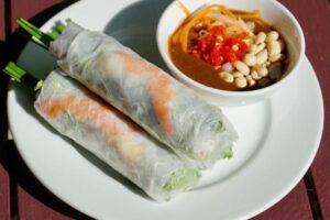 Gỏi cuốn tôm thịt sốt bơ đậu phộng