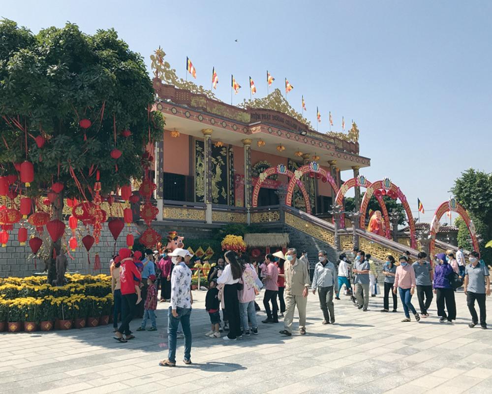 Đi lễ chùa vào mùng 6 Tết