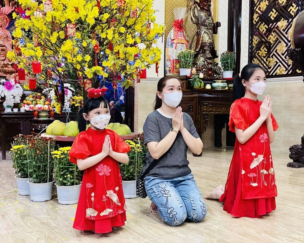 Đi chùa nên mặc trang phục lịch sự kín đáo
