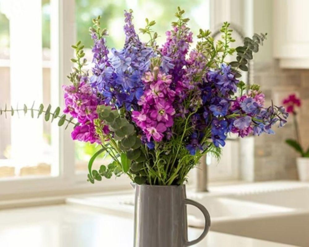 Đặt bình hoa ở nơi nhận đủ ánh sáng tự nhiên